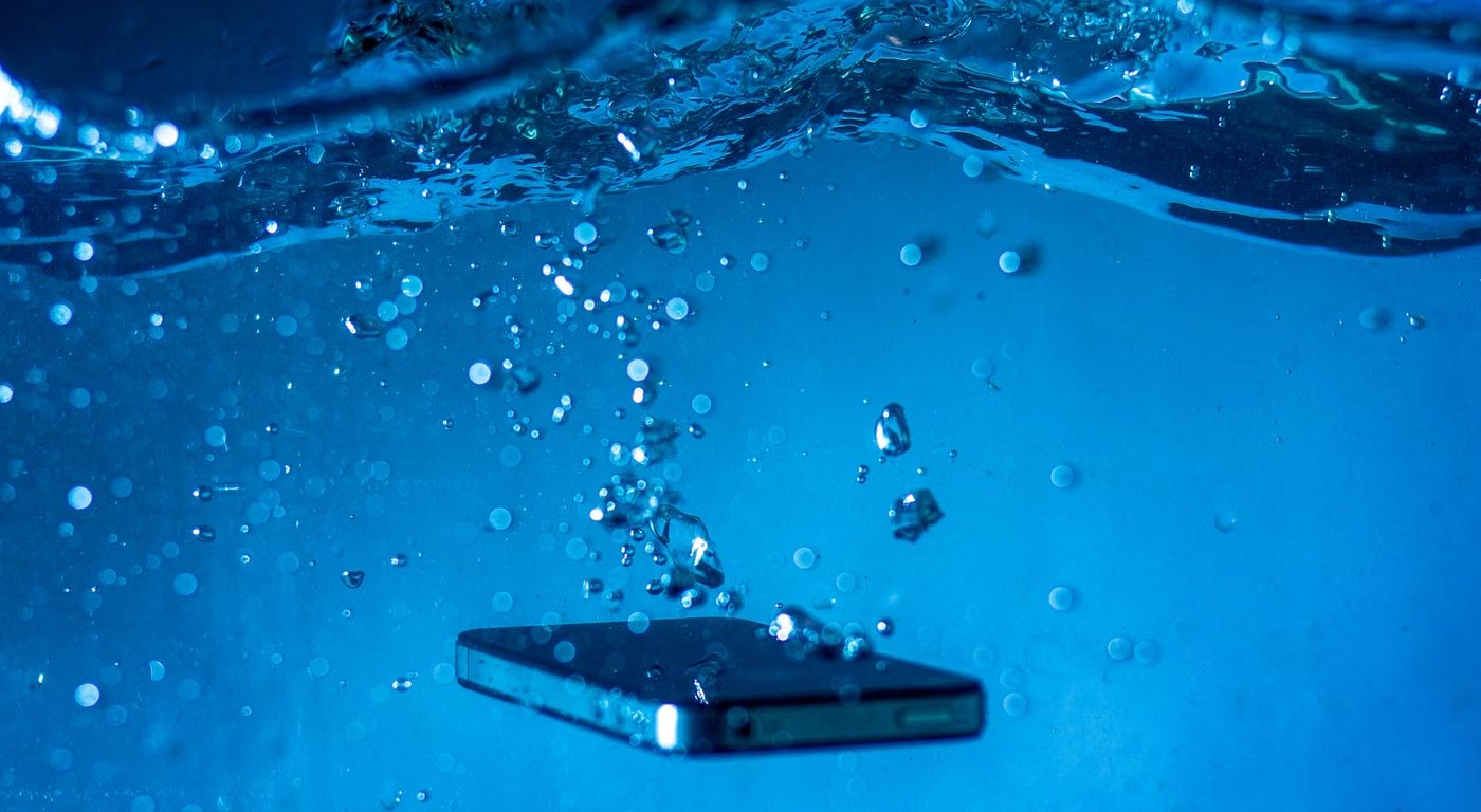 Équipe extrait l'eau du sol
