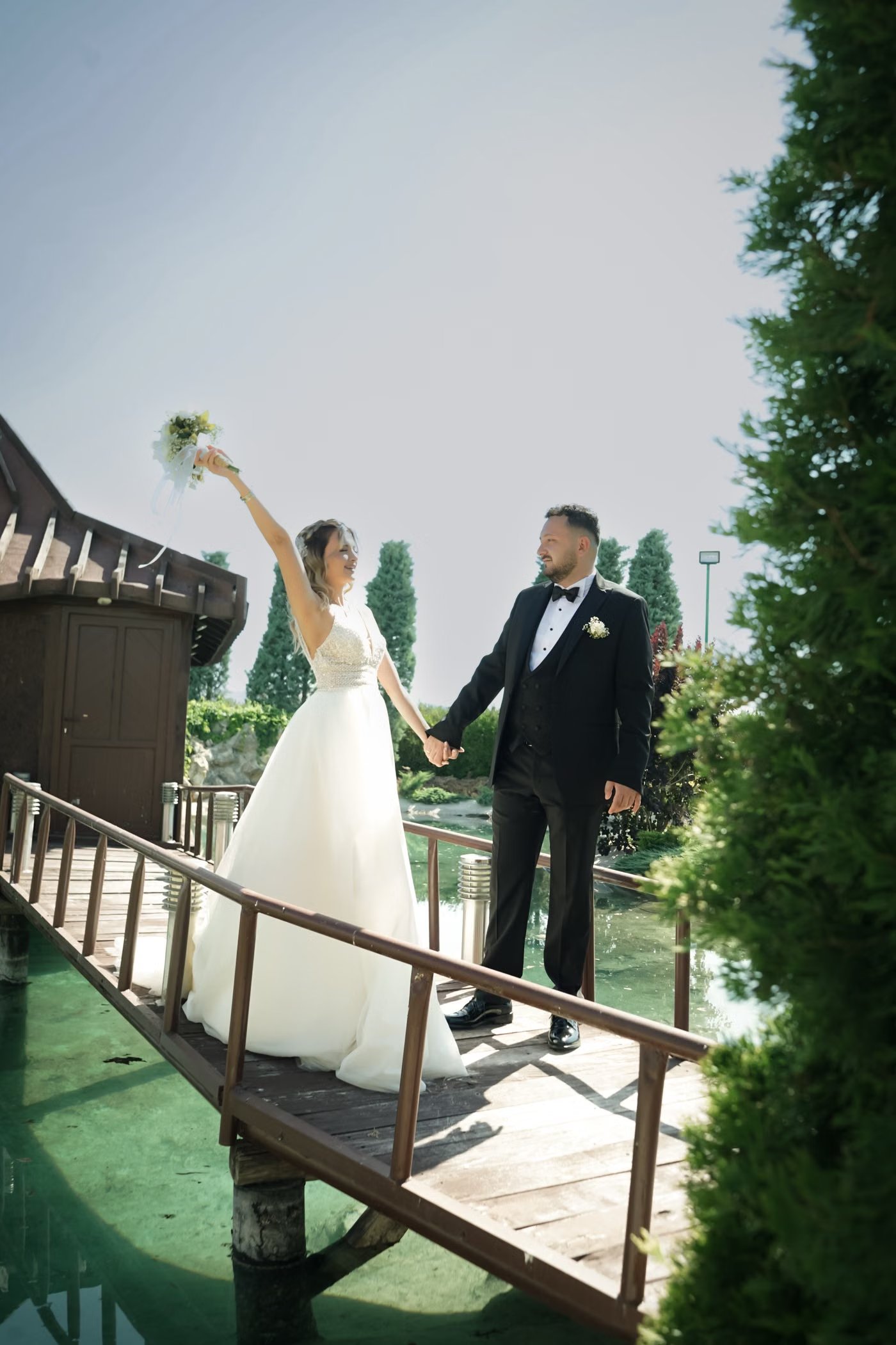 Hochzeitsfotografin fotografiert das Paar im Abendlicht