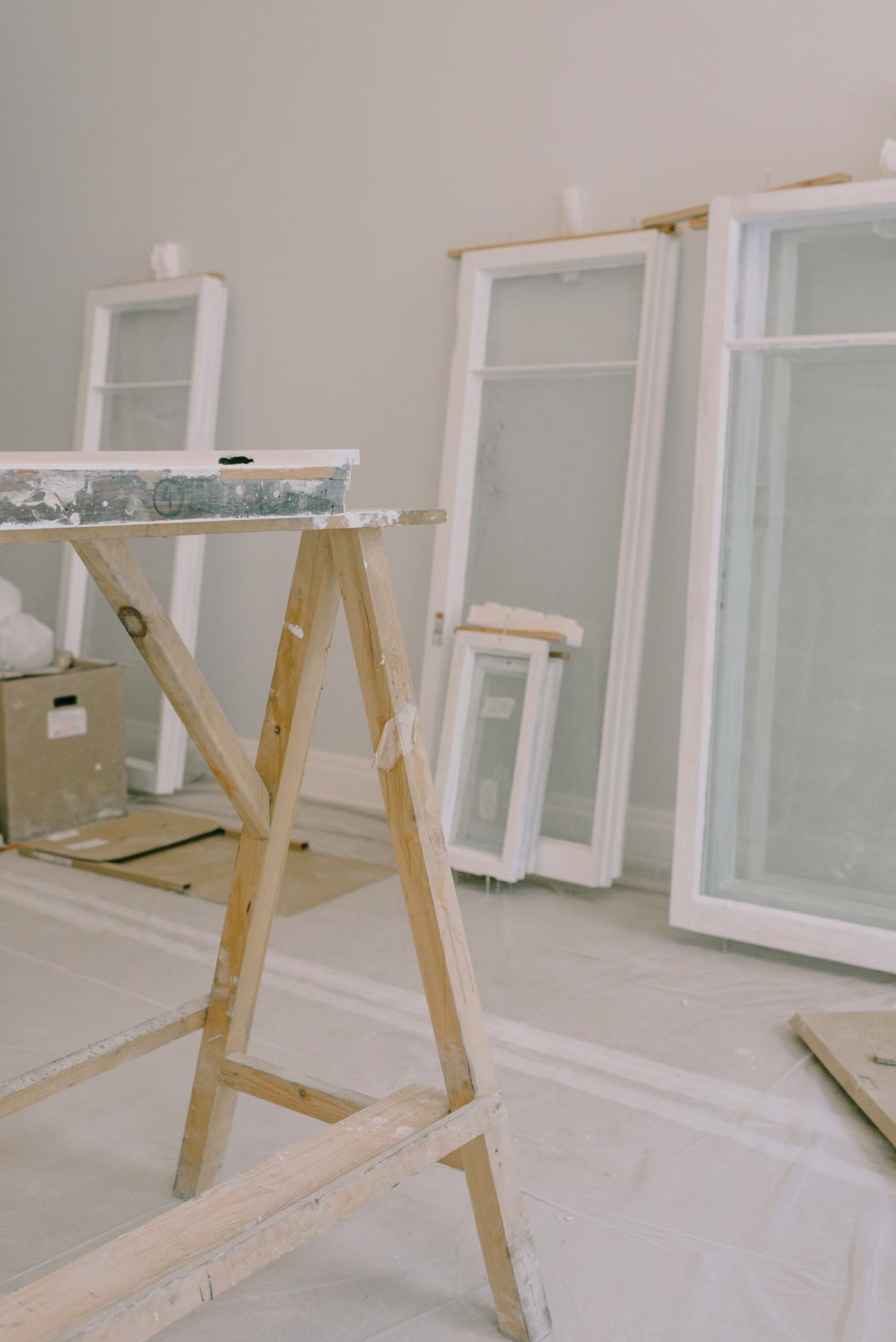 Handwerker setzt ein neues Fenster in einem Haus ein